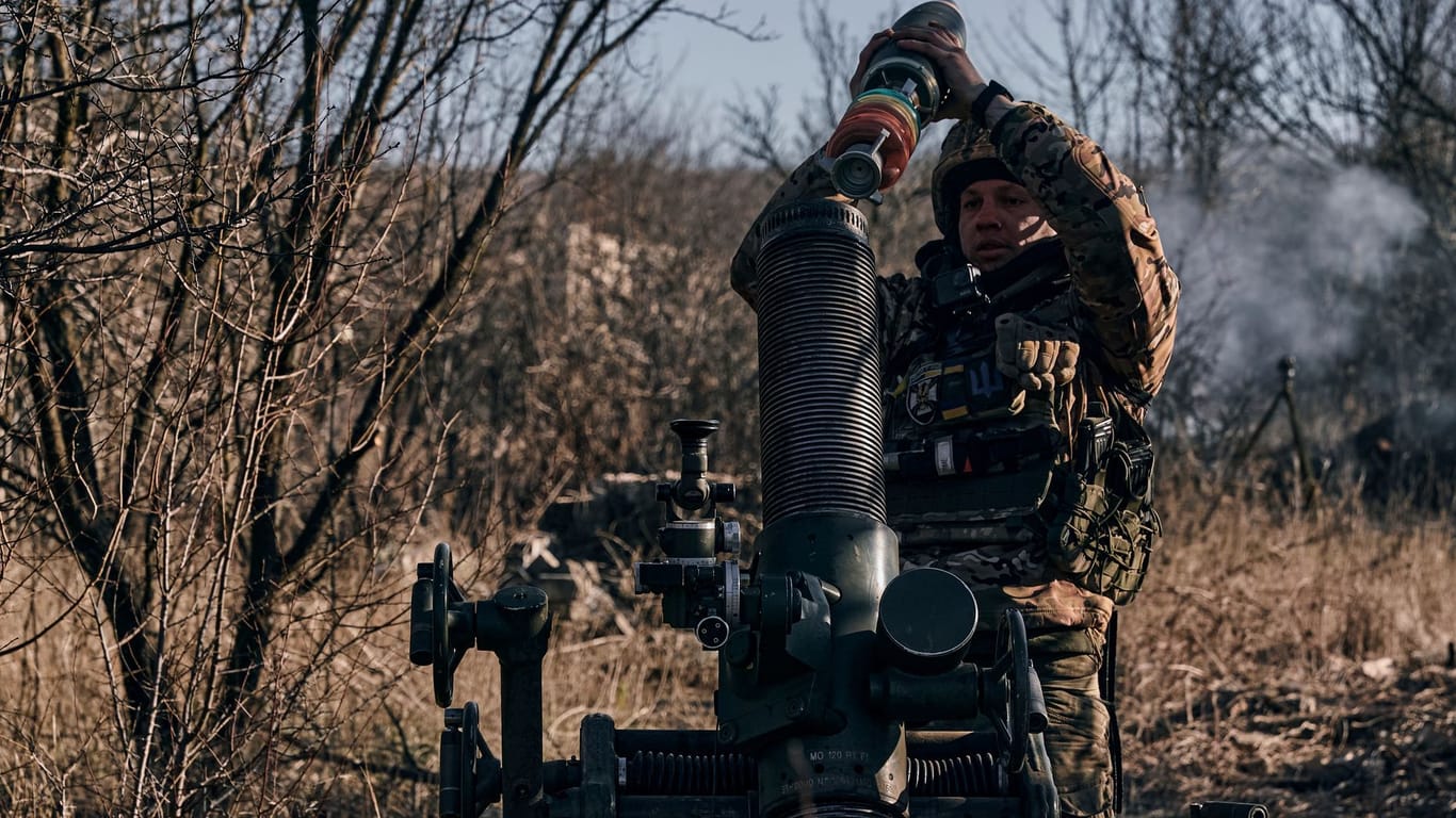 Ukrainischer Soldat in der Region Donezk: Die ukrainische Armee nutzt für ihre Angriffe offenbar Informationen von Partisanen.