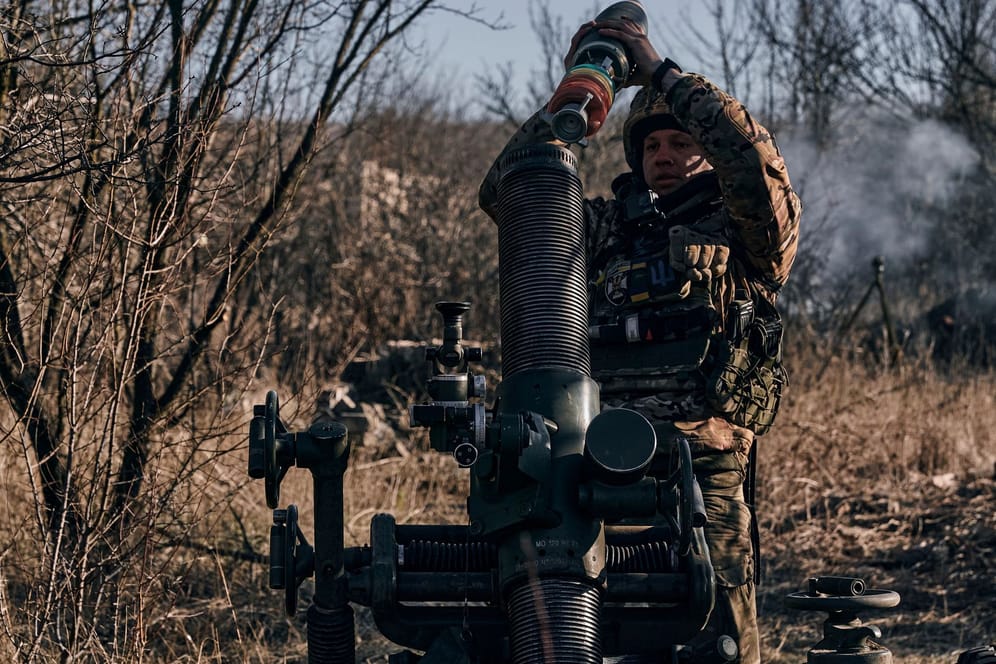 Ukrainischer Soldat in der Region Donezk: Die ukrainische Armee nutzt für ihre Angriffe offenbar Informationen von Partisanen.