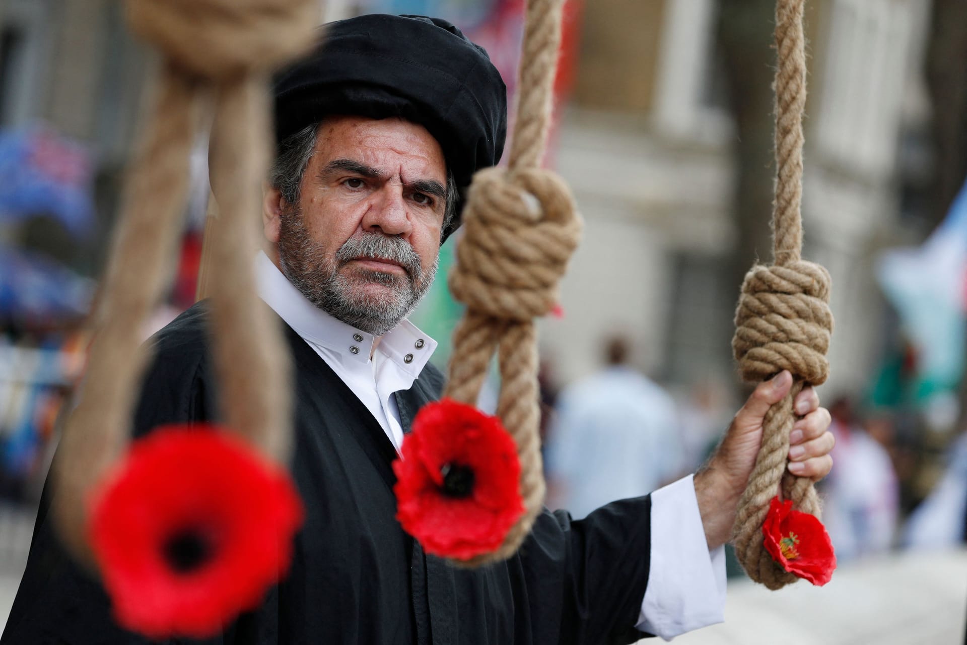 Ein Mann protestiert in London gegen die Hinrichtungen im Iran.