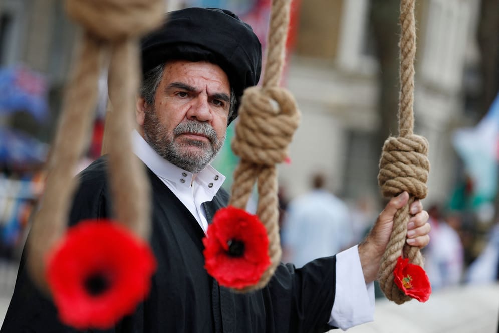Ein Mann protestiert in London gegen die Hinrichtungen im Iran.