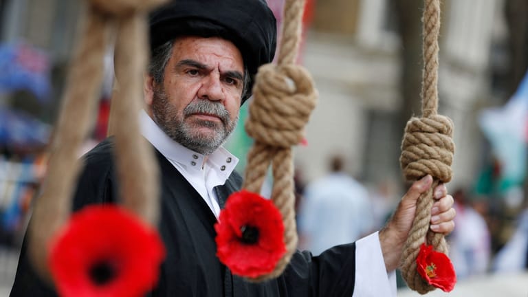 Ein Mann protestiert in London gegen die Hinrichtungen im Iran.