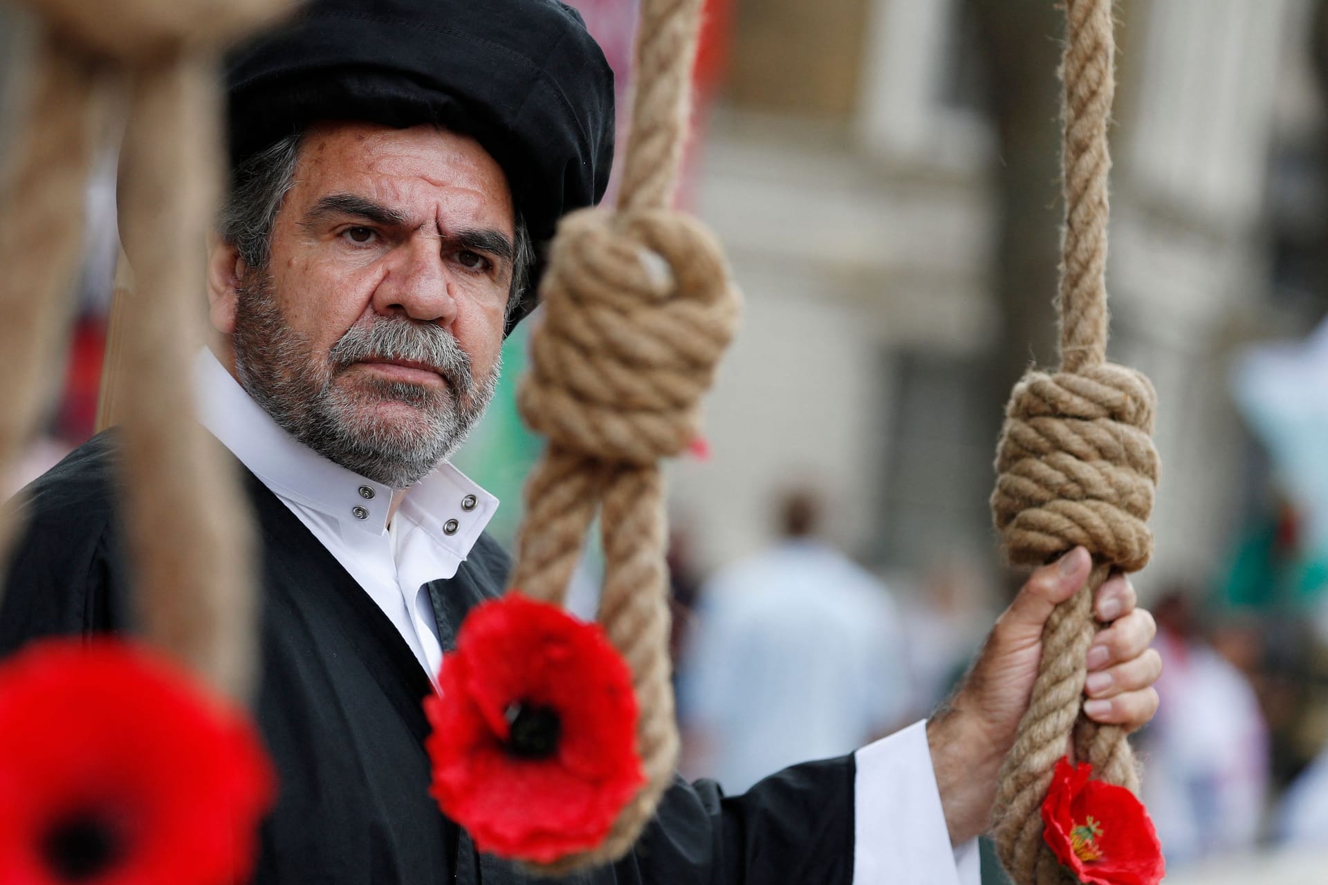 Ein Mann protestiert in London gegen die Hinrichtungen im Iran.