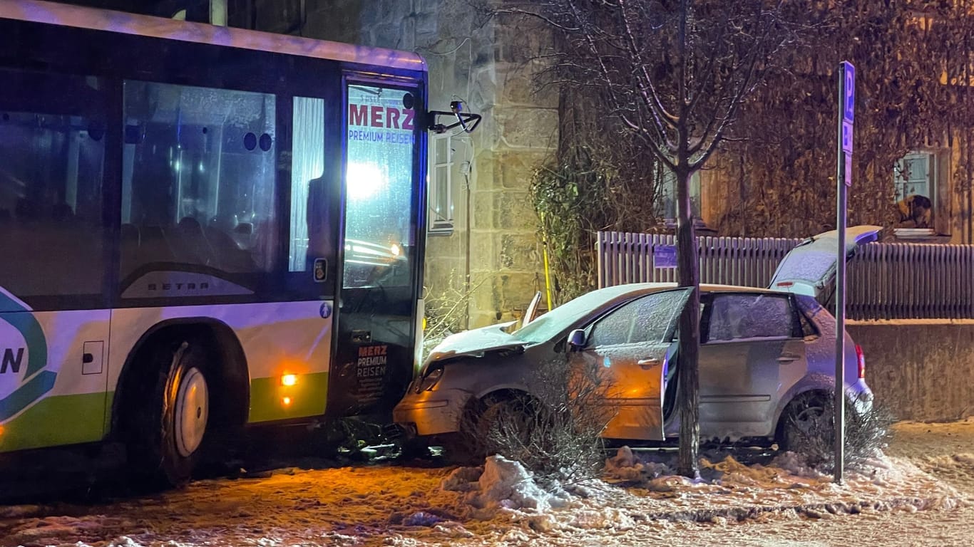 Verkehrsunfall mit Schulbus und Auto