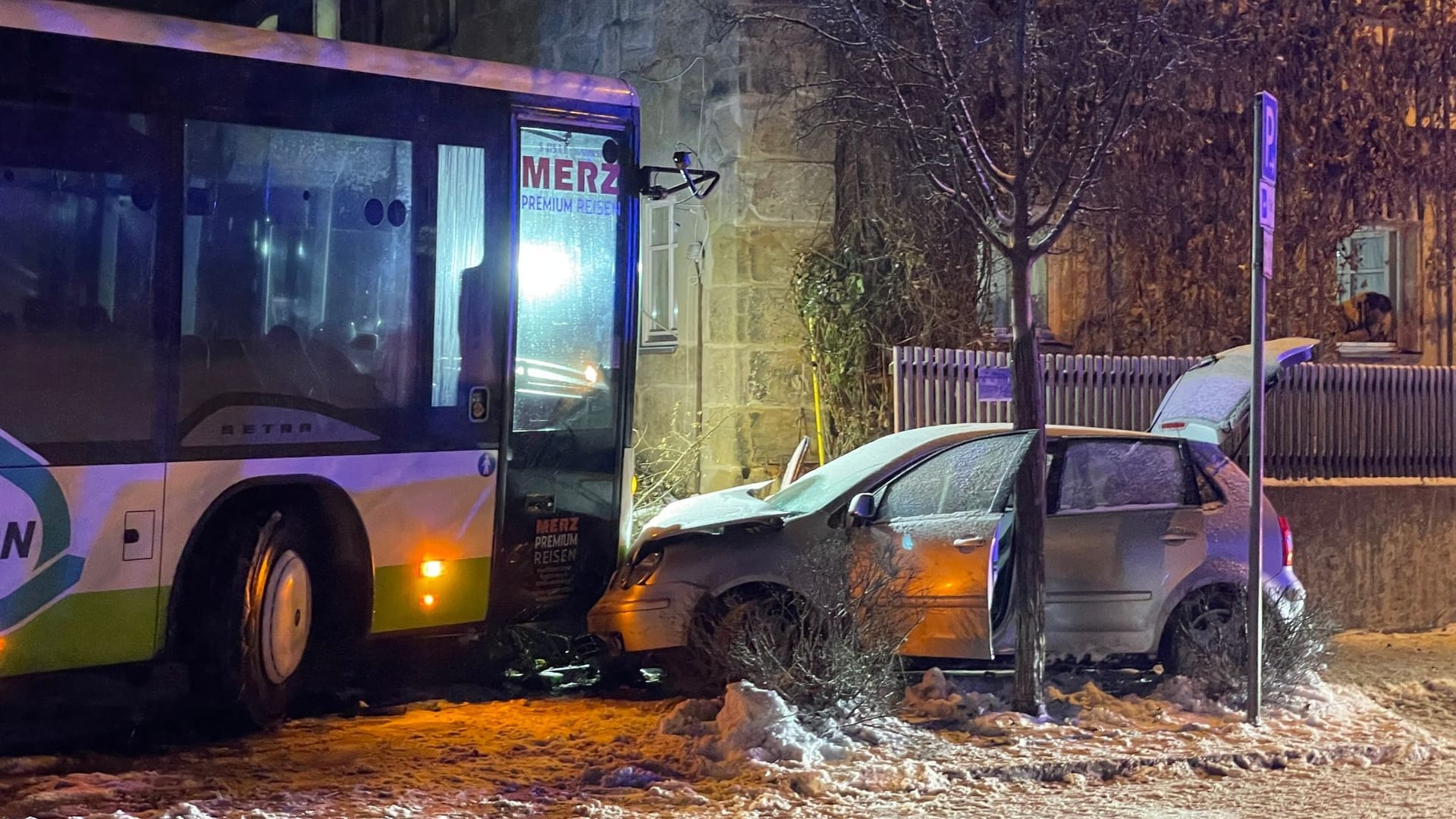 Verkehrsunfall mit Schulbus und Auto Verkehrsunfall mit Schulbus und Auto