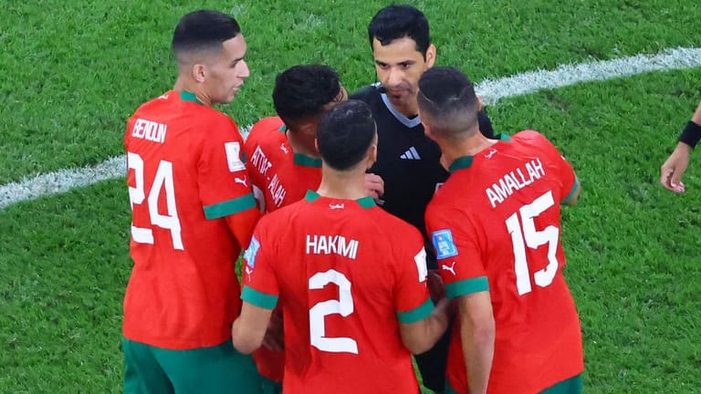 Erhitzte Gemüter: Marokkos Spieler wollen Schiedsrichter Al Jassim zur Rede stellen.