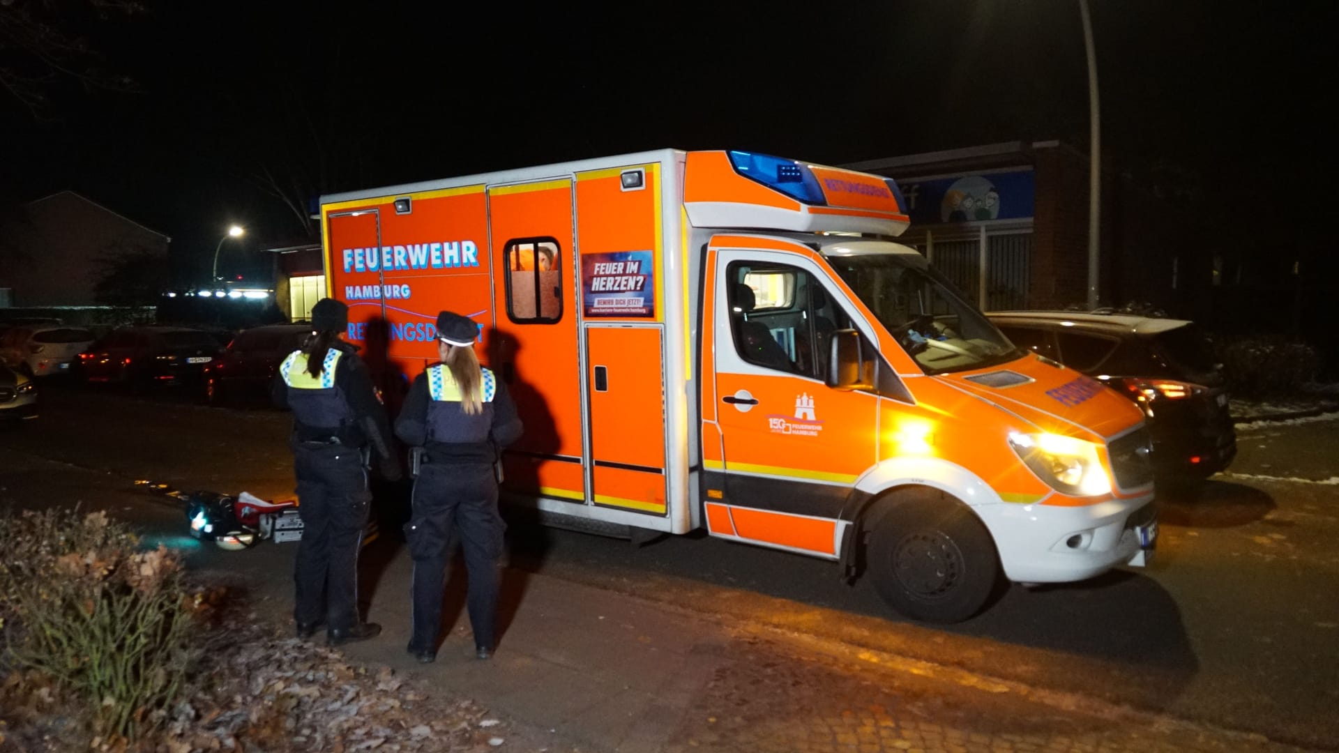 Polizisten stehen vor einem Rettungswagen am Tatort: Ob die Frau in den Angriff überlebt hat, ist noch unklar. Polizisten stehen vor einem Rettungswagen am Tatort: Ob die Frau in den Angriff überlebt hat, ist noch unklar.