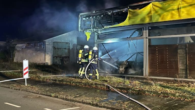 Eine Autowerkstatt samt Ausstellungsraum in Zeven fiel dem Feuer am 3. Dezember zum Opfer. Auch hier geht die Polizei von Brandstiftung aus.