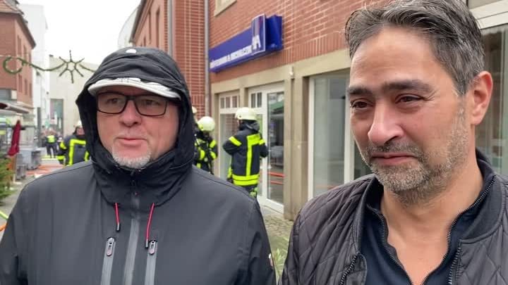Betroffene des Großbrands in Recklinghausen: Die beiden Männer berichteten einem Reporter vor Ort von dem Vorfall. Betroffene des Großbrands in Recklinghausen: Die beiden Männer berichteten einem Reporter vor Ort von dem Vorfall.