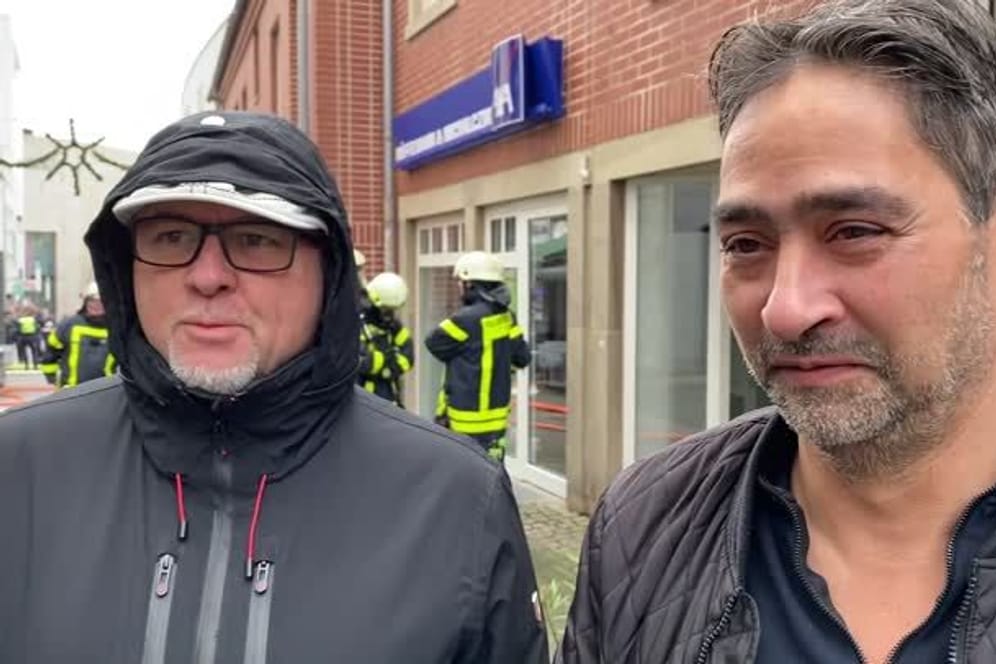 Betroffene des Großbrands in Recklinghausen: Die beiden Männer berichteten einem Reporter vor Ort von dem Vorfall.