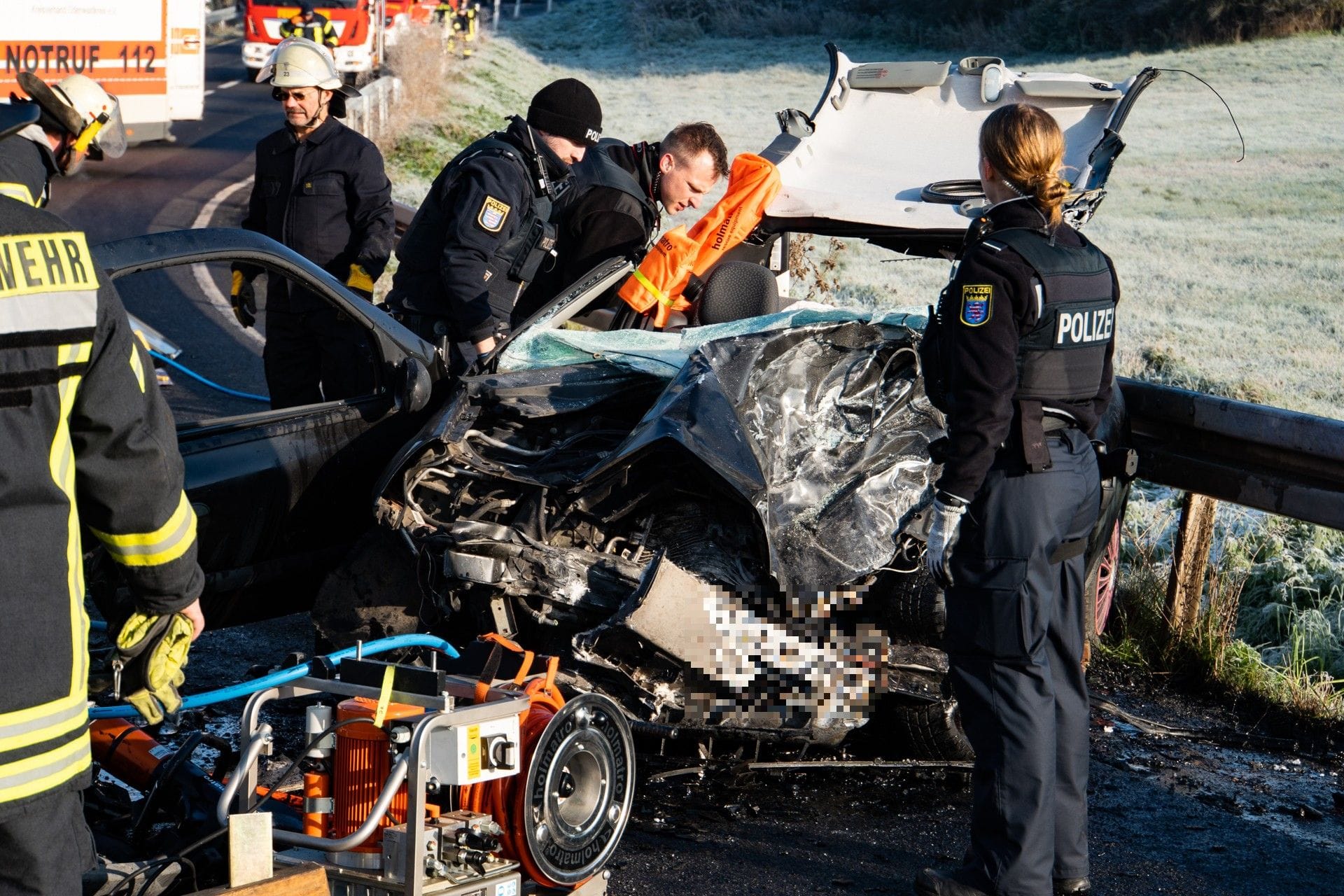 Das völlig zerstörte Auto: Die Autofahrerin verletzte sich schwer.