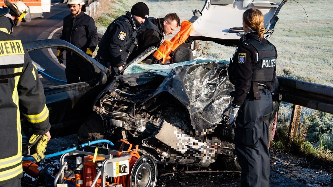 Das völlig zerstörte Auto: Die Autofahrerin verletzte sich schwer.