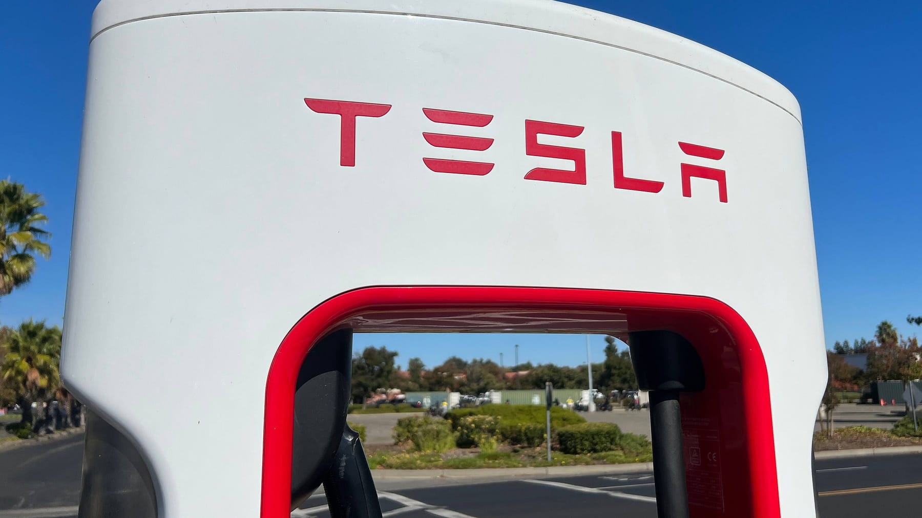 Wirelane geht rechtlich gegen Tesla vor – Ladesäulenverbot