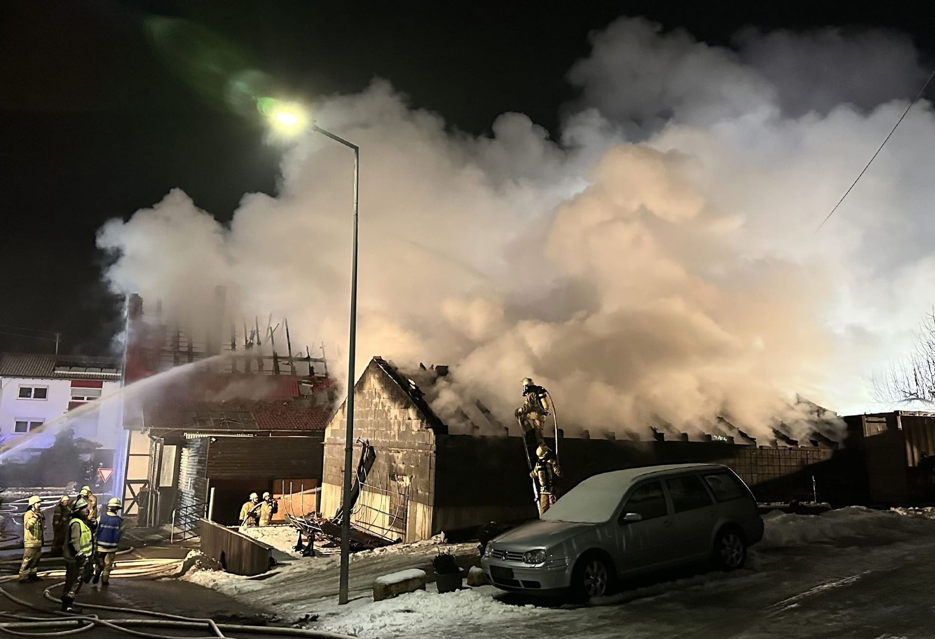 Brand in Pferdehof - Frau will Tiere retten und verletzt sich