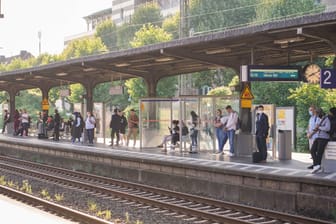 Bahnsteig in Rüsselsheim: Dort ist am Abend ein Teenager schwer verletzt worden.