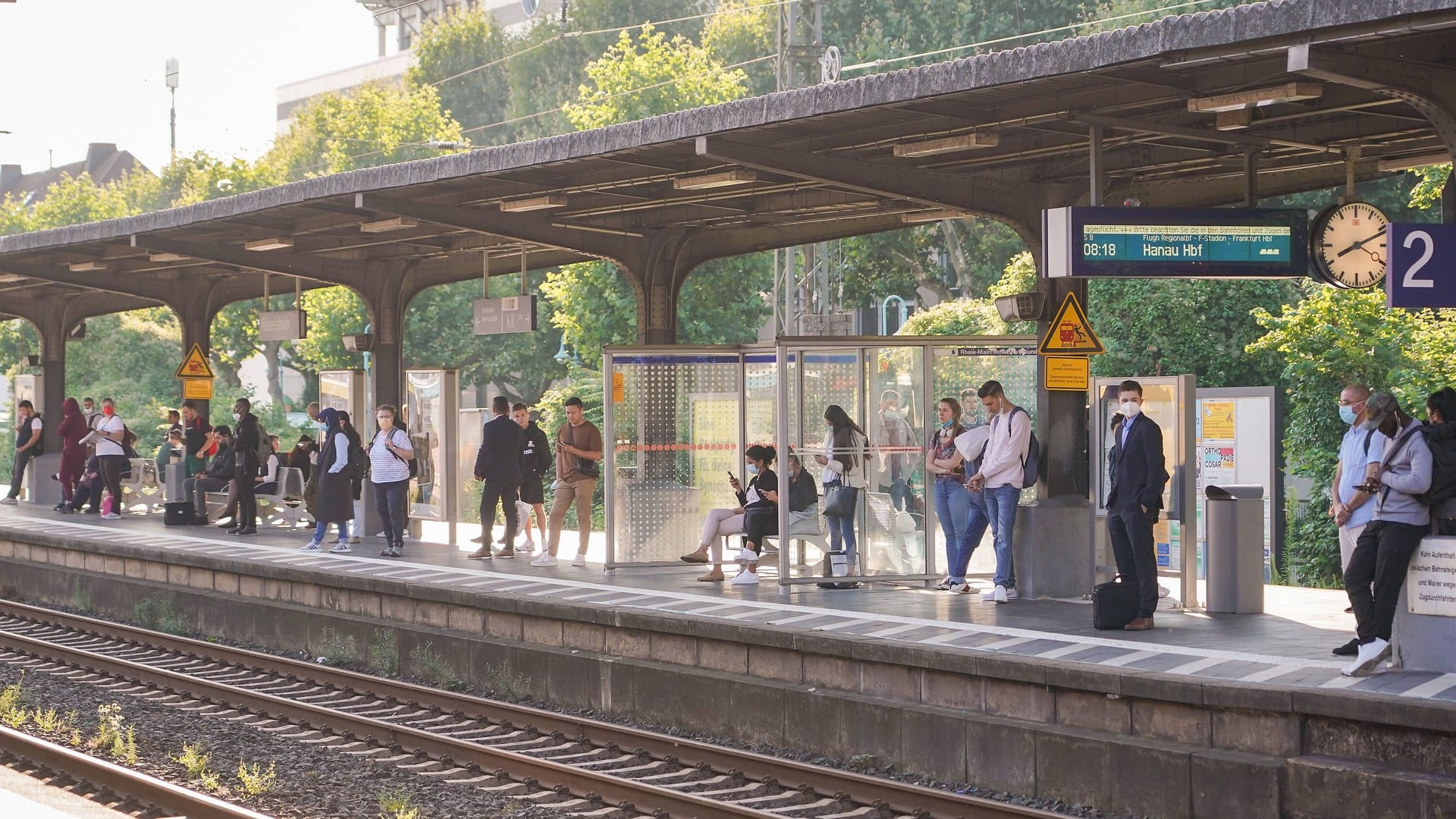 Bahnsteig in Rüsselsheim: Dort ist am Abend ein Teenager schwer verletzt worden.