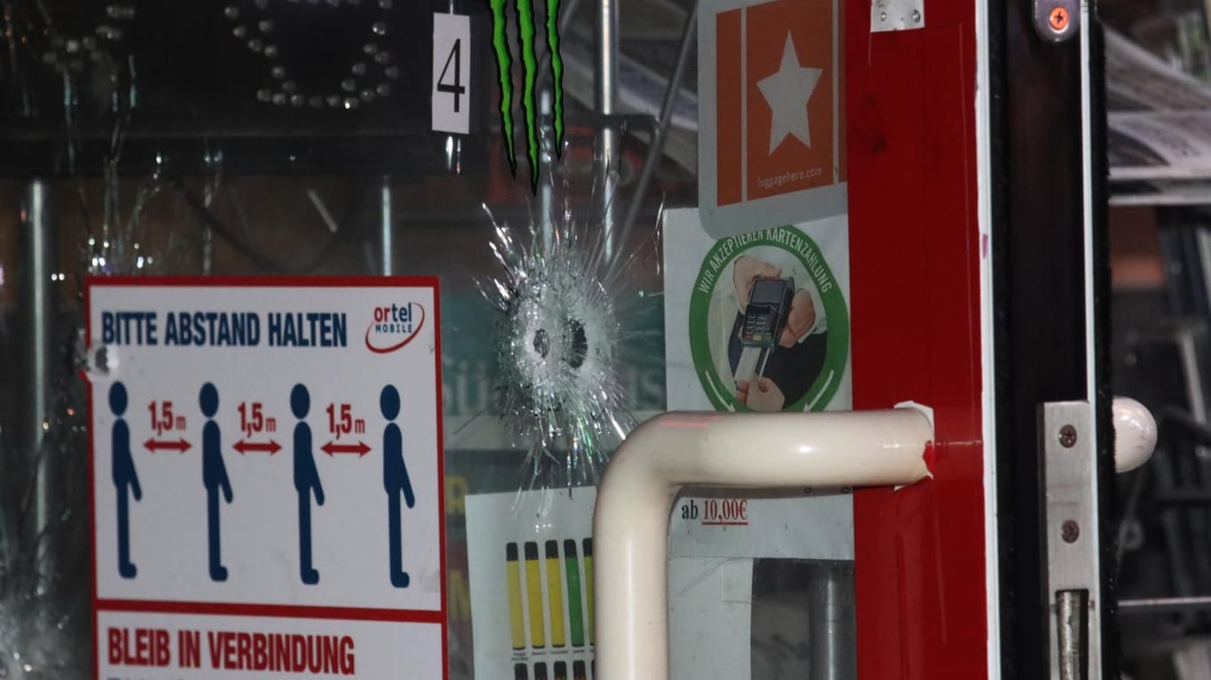 Löcher in einem Berliner Späti: Wer die Schüsse abgegeben hat, ist noch völlig unklar.