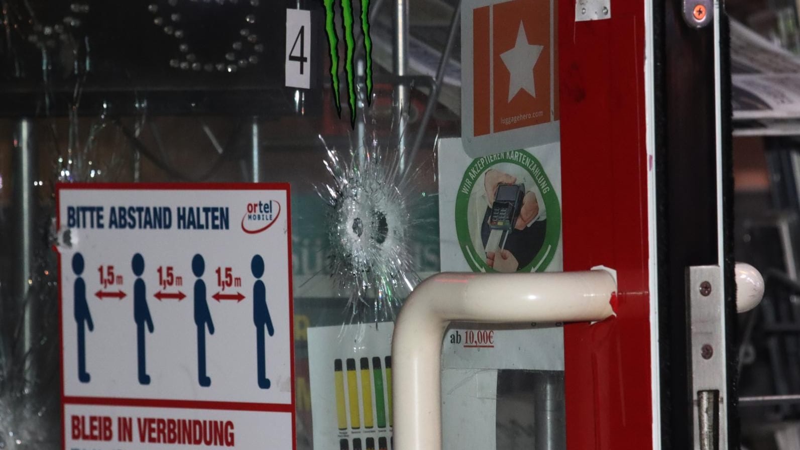 Löcher in einem Berliner Späti: Wer die Schüsse abgegeben hat, ist noch völlig unklar. Löcher in einem Berliner Späti: Wer die Schüsse abgegeben hat, ist noch völlig unklar.