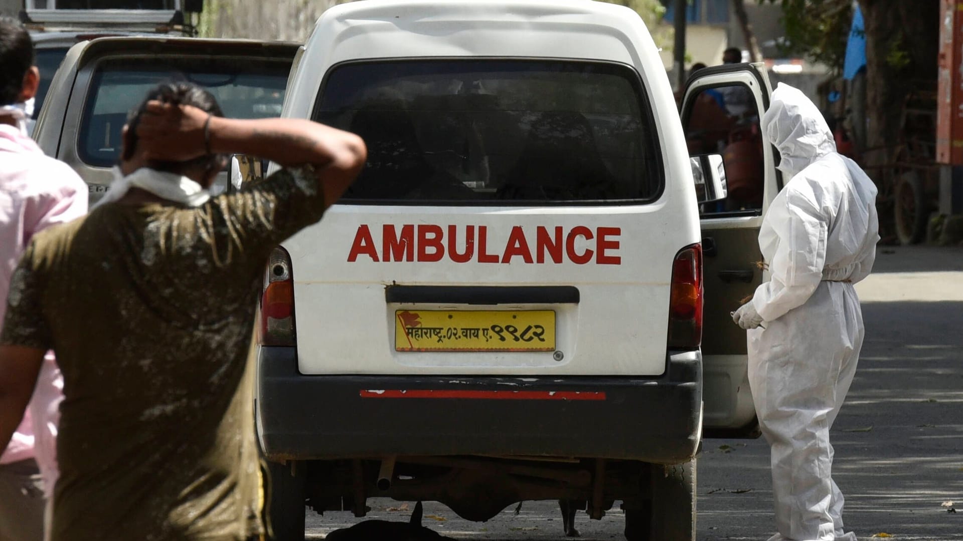 Ein Krankenwagen in Mumbai (Symbolbild): Eine indische Schauspielerin ist am Set einer TV-Serie gestorben.