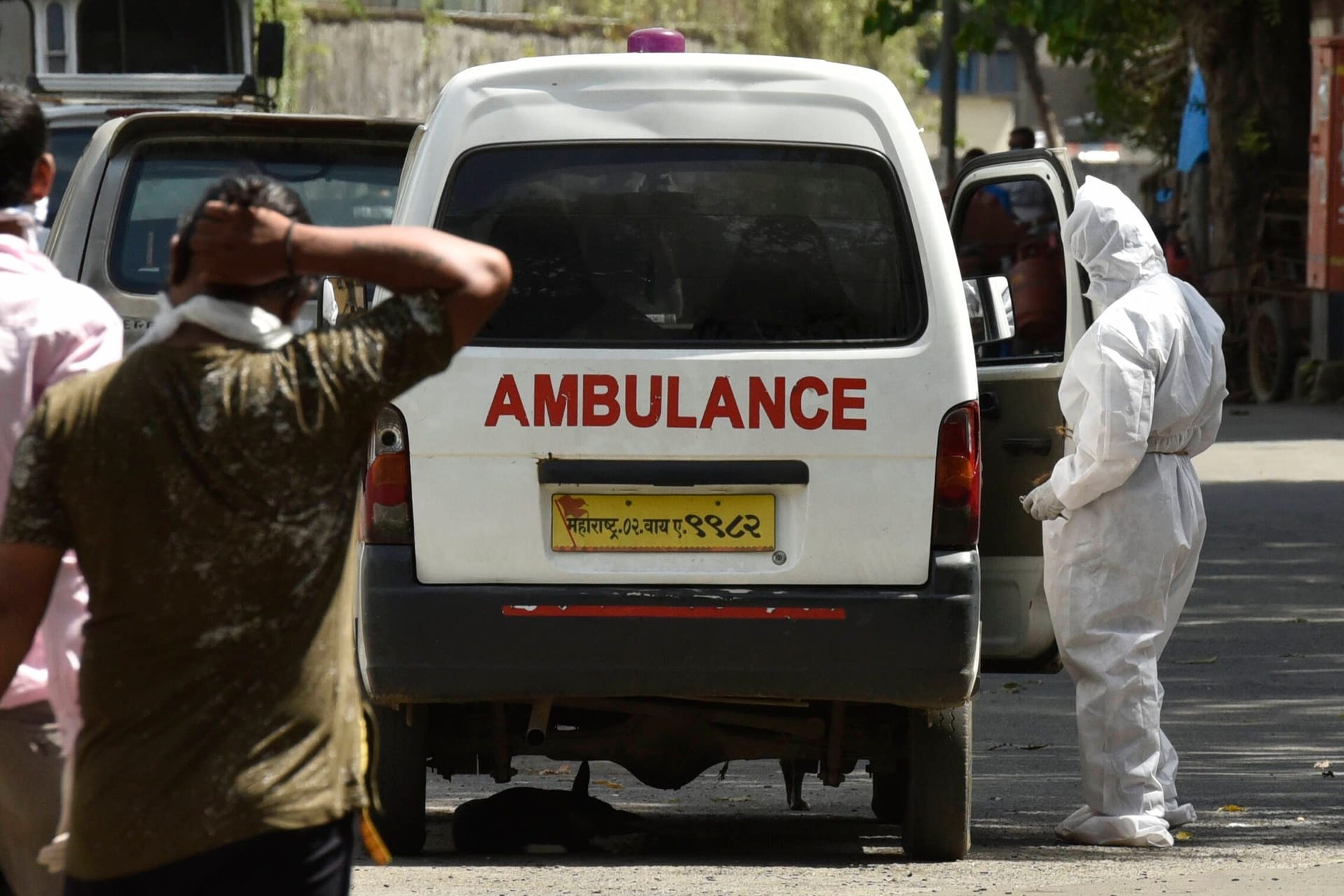 Ein Krankenwagen in Mumbai (Symbolbild): Eine indische Schauspielerin ist am Set einer TV-Serie gestorben.