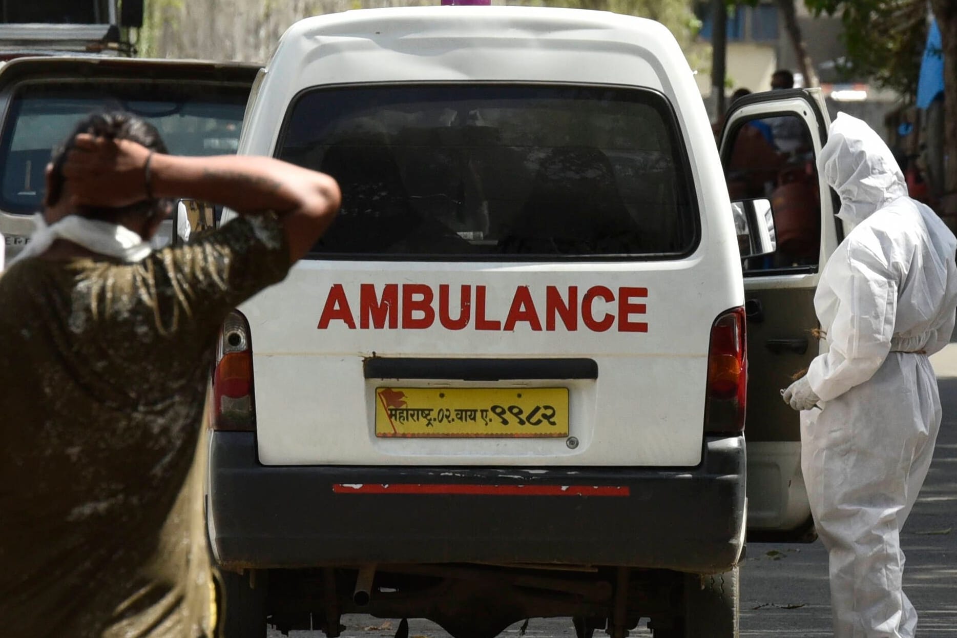 Ein Krankenwagen in Mumbai (Symbolbild): Eine indische Schauspielerin ist am Set einer TV-Serie gestorben.