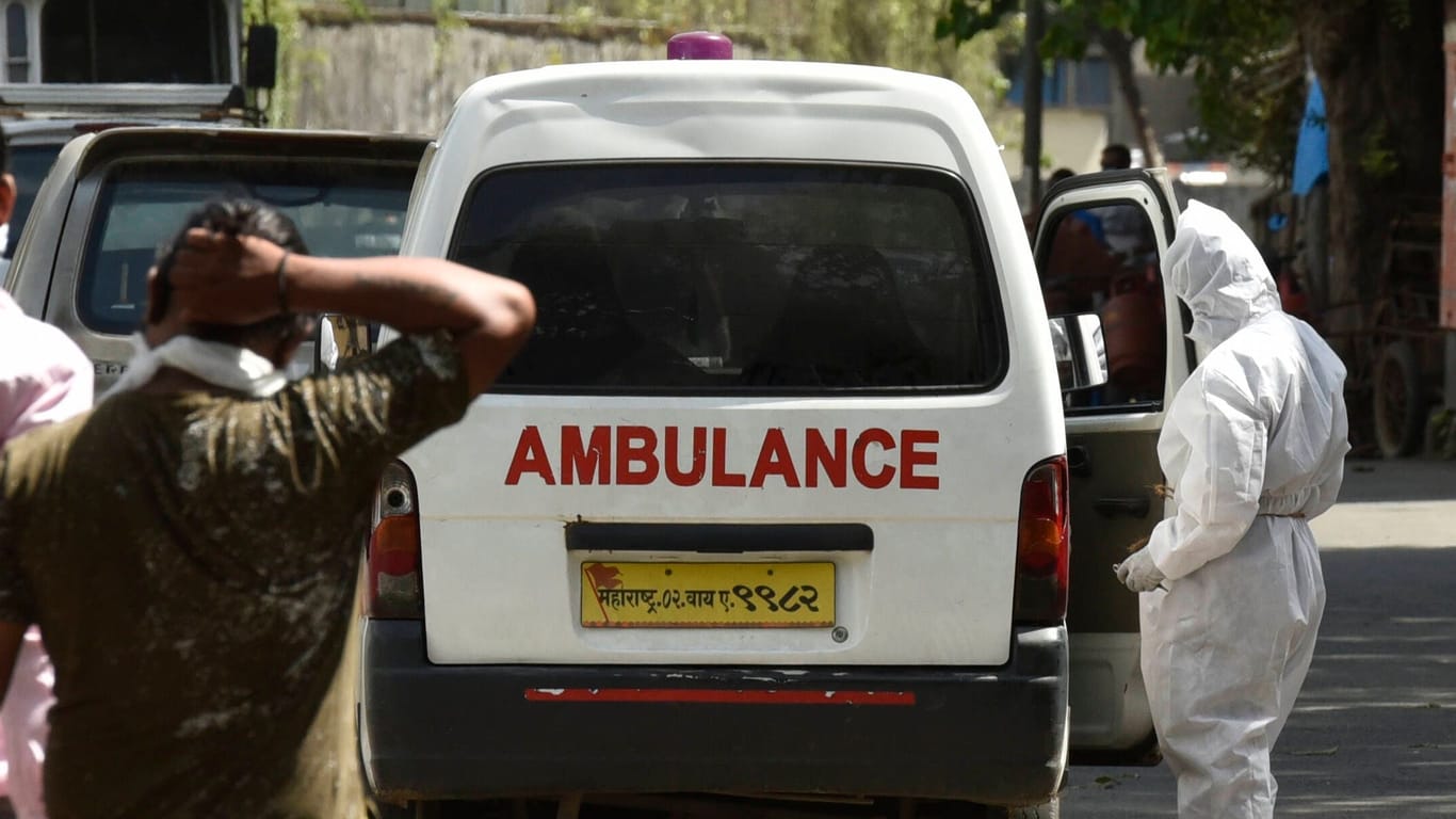 Ein Krankenwagen in Mumbai (Symbolbild): Eine indische Schauspielerin ist am Set einer TV-Serie gestorben.