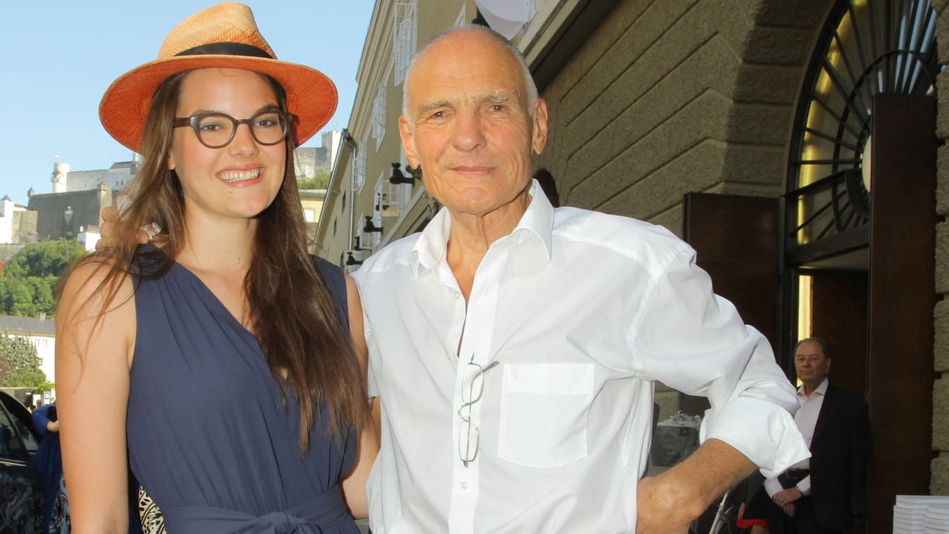 Hans Peter Hallwachs mit seiner Tochter Clara: Hier sind die beiden 2014 gemeinsam bei einem Festspiel in Salzburg zu sehen.