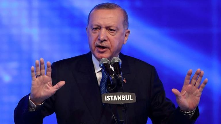 Erdoğan streitet ab, Einfluss auf das harte Urteil gegen İmamoğlu genommen zu haben.