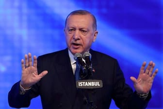Erdoğan streitet ab, Einfluss auf das harte Urteil gegen İmamoğlu genommen zu haben.