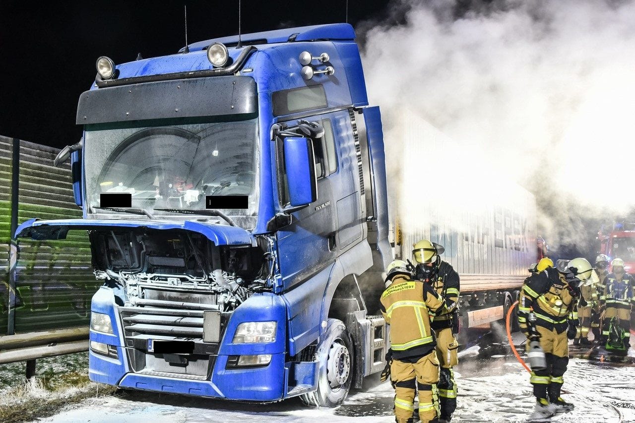 Auf der A24 bei Reinbek ist ein Lkw in Brand geraten.