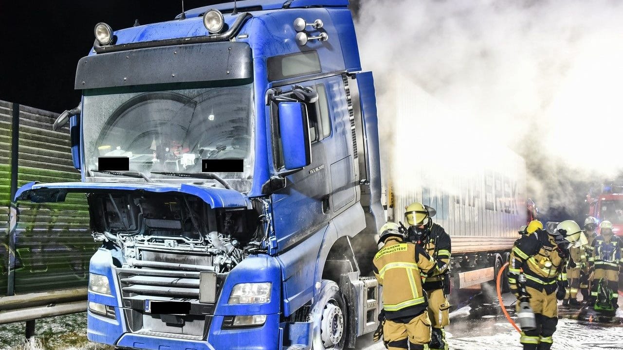 Auf der A24 bei Reinbek ist ein Lkw in Brand geraten.