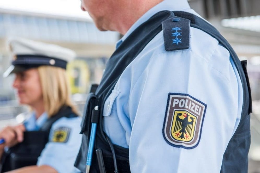 Polizisten der Bundespolizei (Symbolbild): Zwei Beamte wurden bei einem Einsatz in Altona verletzt.