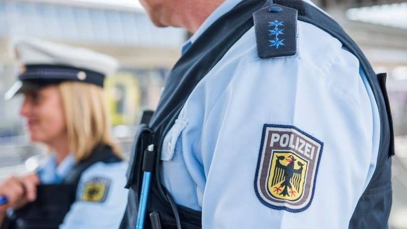 Polizisten der Bundespolizei (Symbolbild): Beamte wurde zu einem Streit in einem Regionalzug gerufen, bei dem ein Ohrläppchen zu Boden fiel. Polizisten der Bundespolizei (Symbolbild): Beamte wurde zu einem Streit in einem Regionalzug gerufen, bei dem ein Ohrläppchen zu Boden fiel.