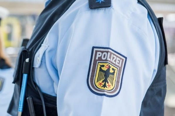 Polizisten der Bundespolizei (Symbolbild): Beamte wurde zu einem Streit in einem Regionalzug gerufen, bei dem ein Ohrläppchen zu Boden fiel.