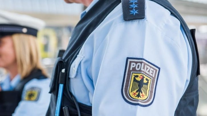 Polizisten der Bundespolizei (Symbolbild): Beamte wurde zu einem Streit in einem Regionalzug gerufen, bei dem ein Ohrläppchen zu Boden fiel.