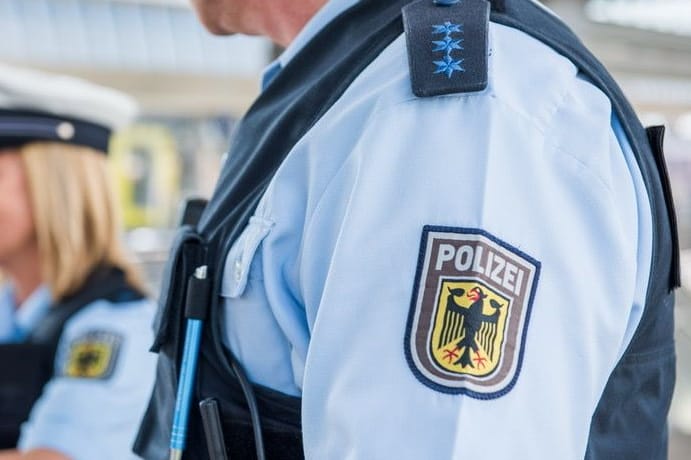 Polizisten der Bundespolizei (Symbolbild): Beamte wurde zu einem Streit in einem Regionalzug gerufen, bei dem ein Ohrläppchen zu Boden fiel.