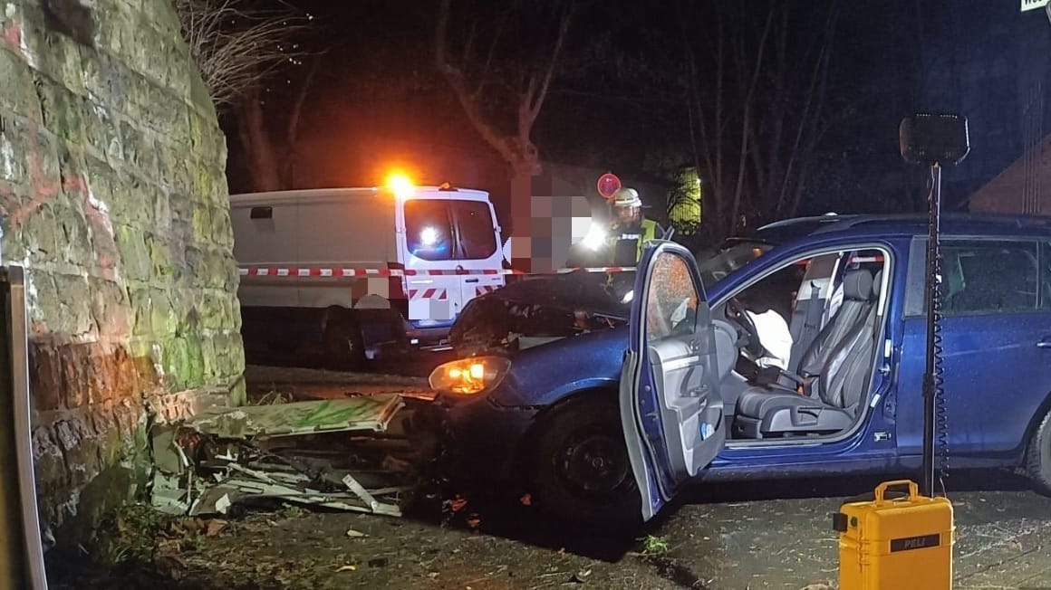 Das Unfallwrack: Einsatzkräfte bargen den Mann noch aus dem Auto.