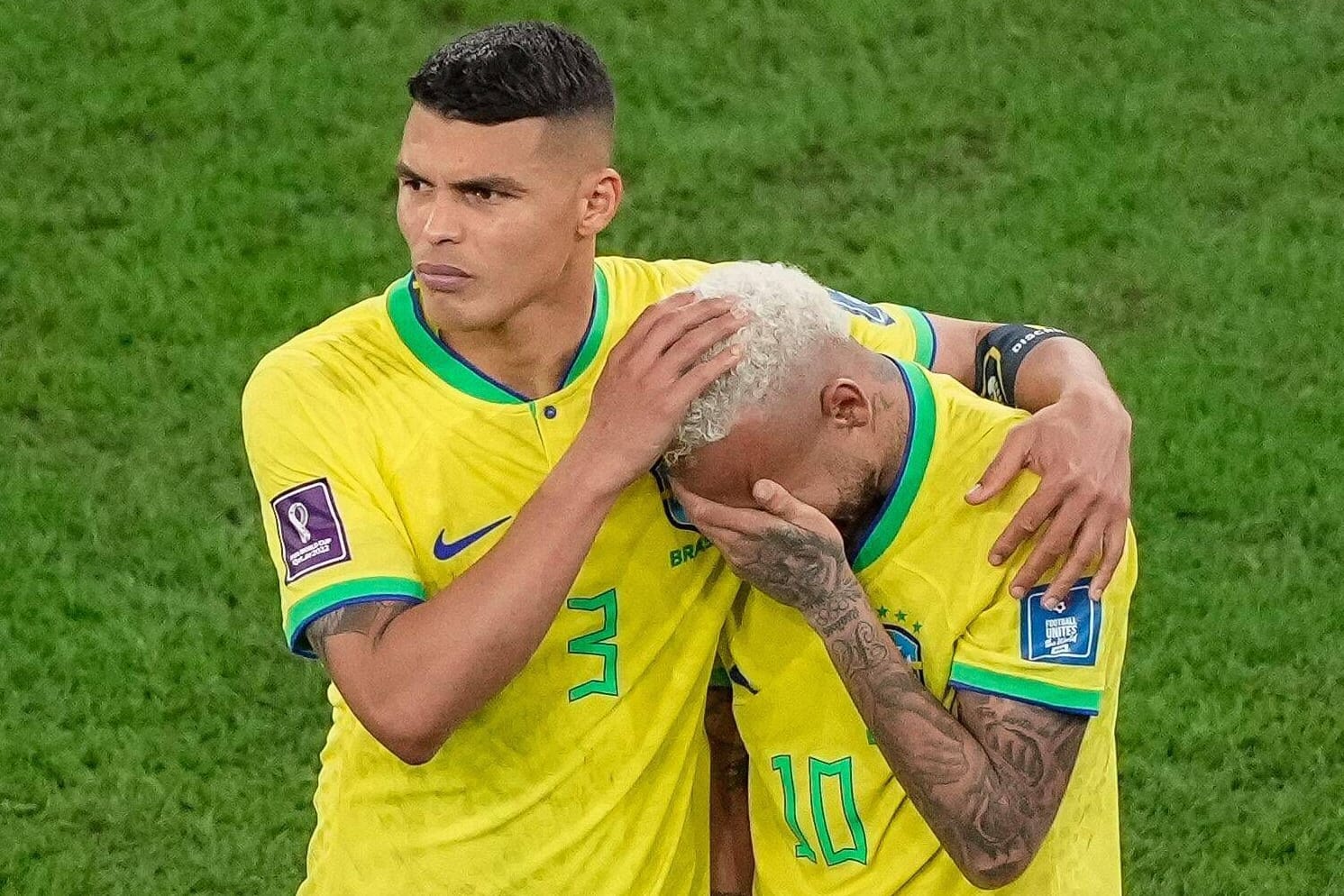 Untröstlich: Brasiliens Neymar (r.) muss von Teamkollege Thiago Silva getröstet werden.