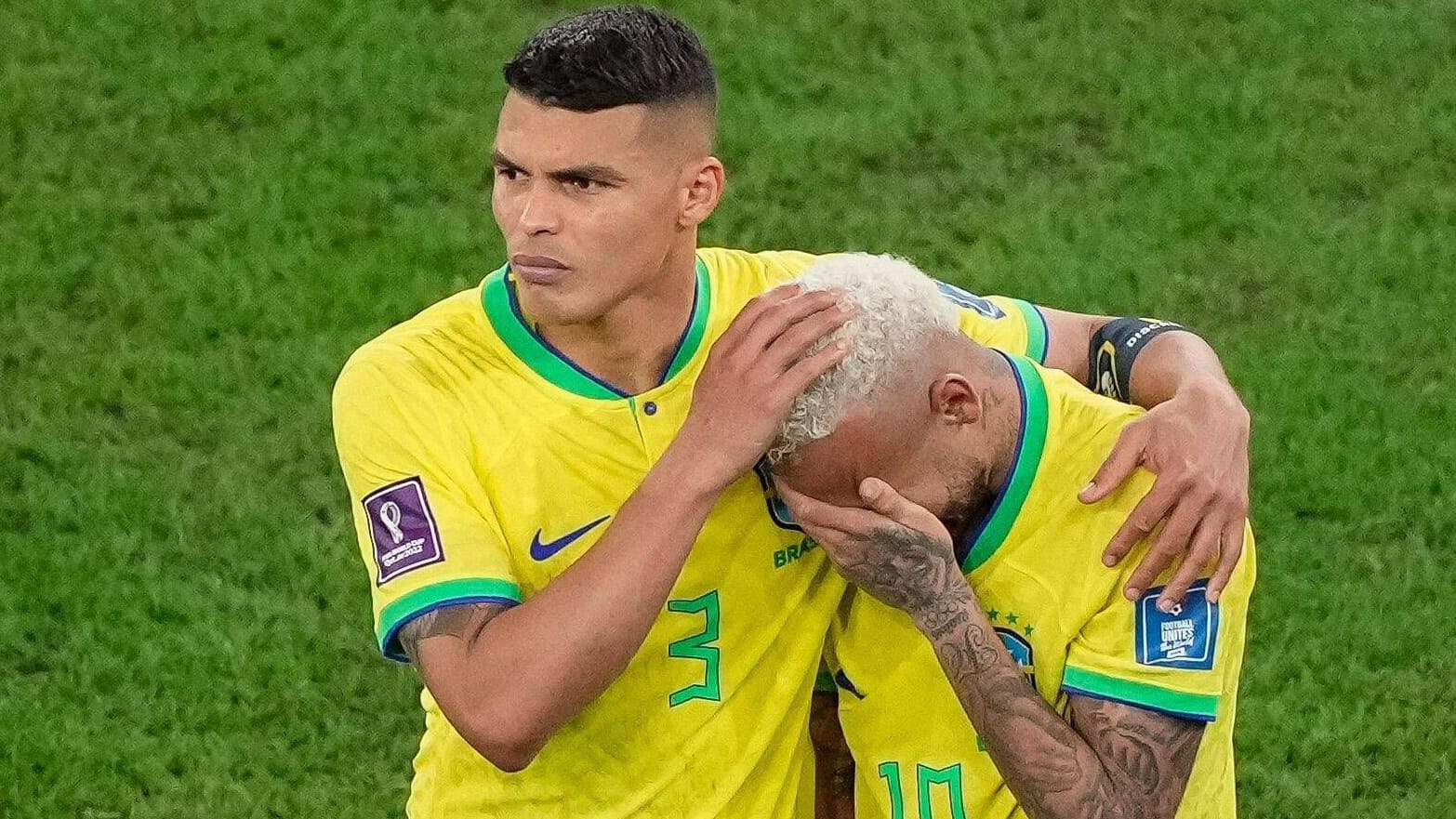 Untröstlich: Brasiliens Neymar (r.) muss von Teamkollege Thiago Silva getröstet werden.