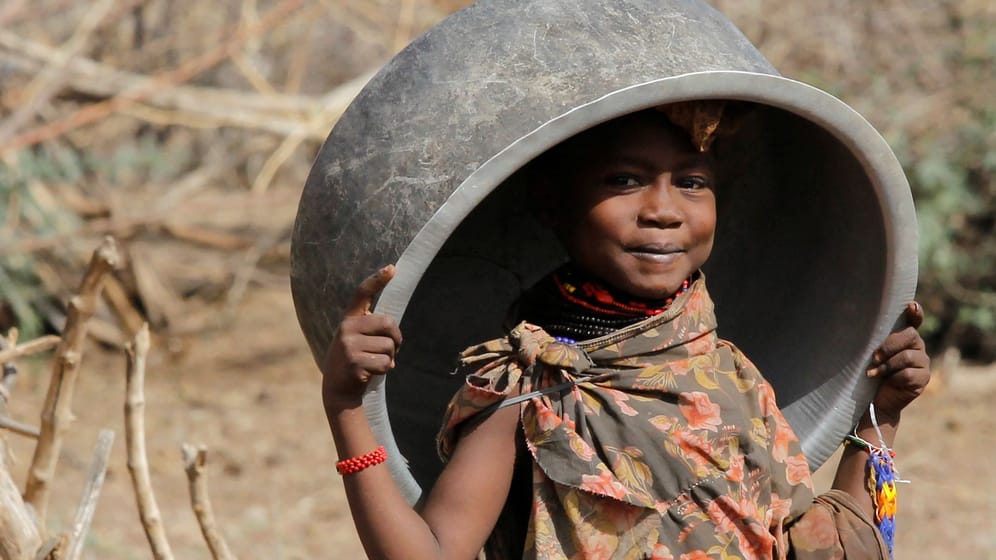 Junges Mädchen in Kenia: Mädchen und Frauen leiden besonders unter Hungerkrisen und ihren Folgen.