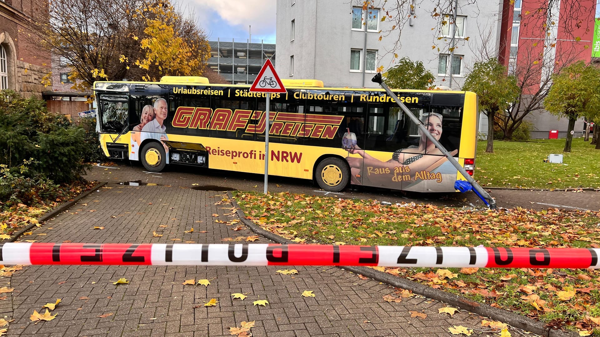 Der Bus ist geradeaus über einen Grünstreifen gefahren, bis er an einem Baum und Zaun zum Stehen kam.