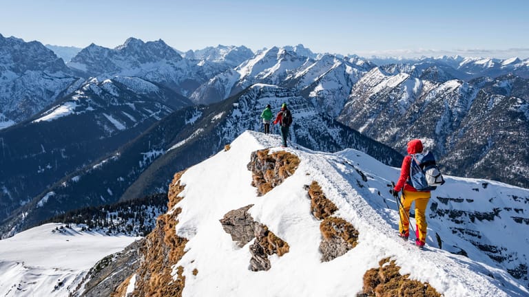 Bergsteiger im Winter (Archivbild): Das Wandern im Schnee kann sehr gefährlich sein.
