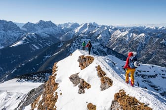 Bergsteiger im Winter (Archivbild): Das Wandern im Schnee kann sehr gefährlich sein.