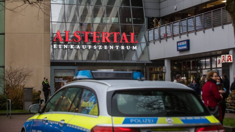 Ein Polizeiwagen steht vor dem Alstertaler Einkaufszentrum in Hamburg-Poppenbüttel (Archivbild): Letztlich blieb es bei einem versuchten Überfall auf einen dortigen Juwelier.