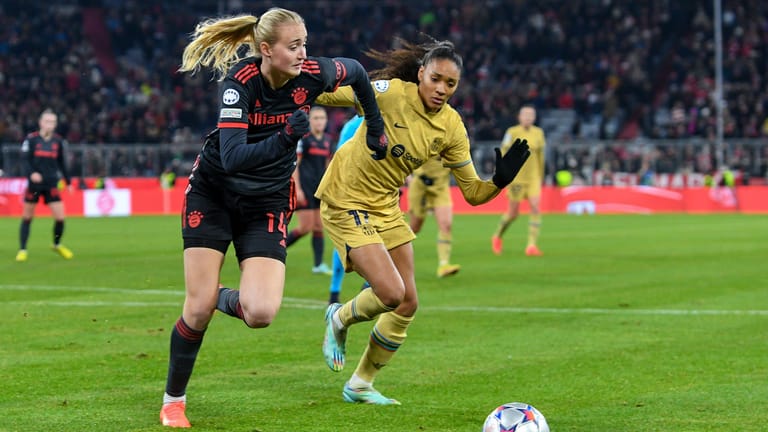 Emilie Bragstad (vorne): Die Bayern-Spielerin und ihr Team performten vor 24.000 Zuschauern gegen Barcelona.