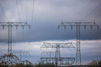 Strommasten in Brandenburg (Symbolfoto): Der deutsche Mittelstand sorgt sich um hohe Energiepreise.