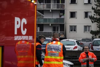 Rettungskräfte beim Einsatz in Vaulx-en-Velin: Innenminister Darmanin sprach von einem Treffpunkt von Drogenhändlern.