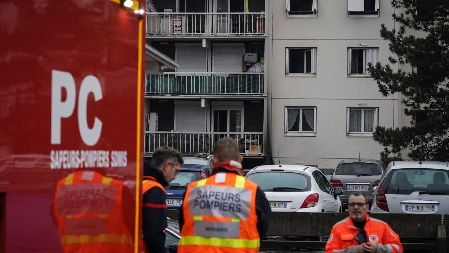 Rettungskräfte beim Einsatz in Vaulx-en-Velin: Innenminister Darmanin sprach von einem Treffpunkt von Drogenhändlern.