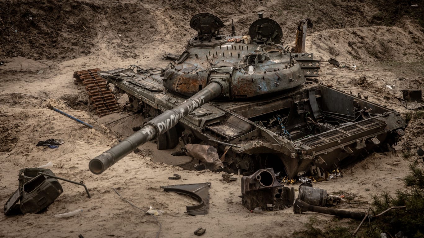 Ein völlig zerstörter Kampfpanzer der russischen Armee in Kupiansk, Ukraine.
