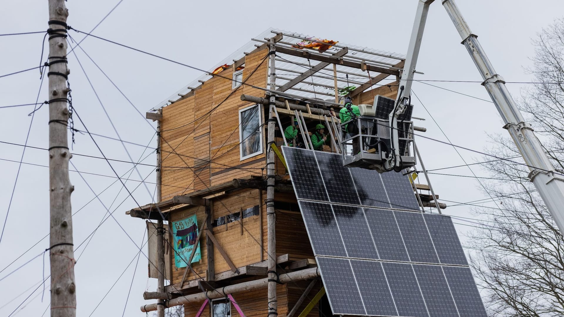 Protestcamp in Lützerath - Installation von Photovoltaikanlagen