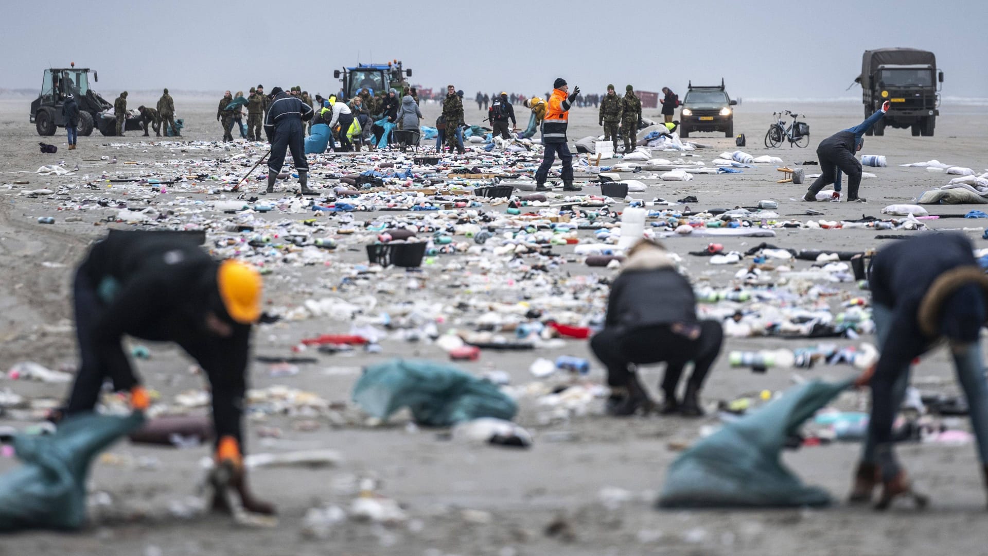 Havarie der MSC Zoe im Jahr 2019: 342 Seecontainer gingen damals über Bord. Viele Freiwillige sammelten damals die Überreste an Stränden ein.